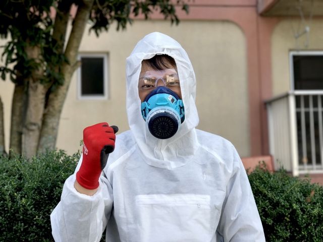マスクをつけた特殊清掃業者