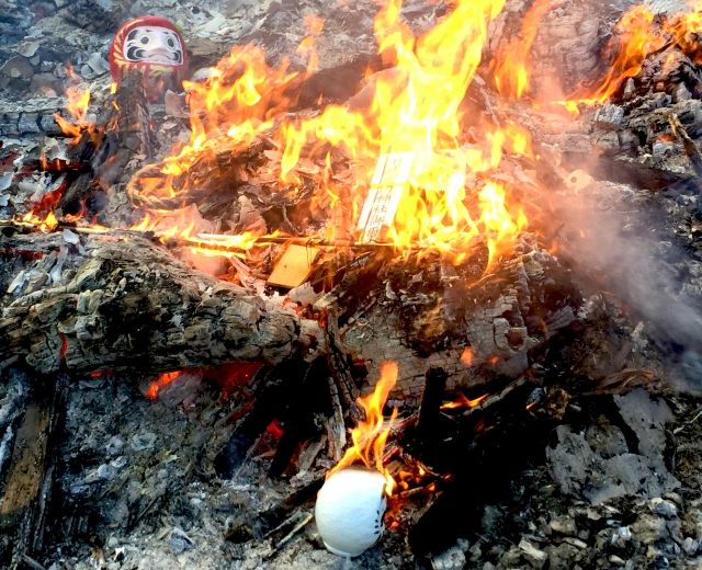 遺品整理品のお焚き上げイメージ | 遺品処分・供養は名古屋【こころテラス東海】