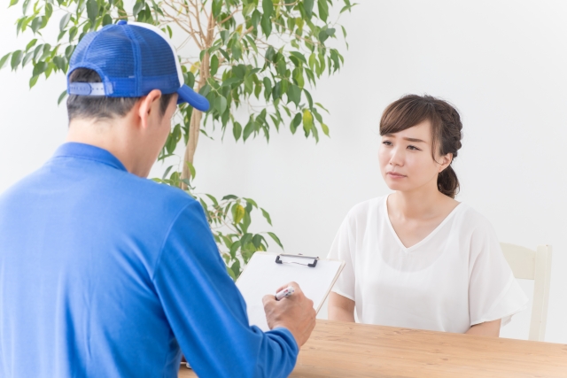 業者に相談する女性 【四日市市】遺品整理・ゴミ屋敷の清掃は業者に相談 