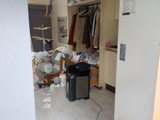 玄関からキッチンのビフォア