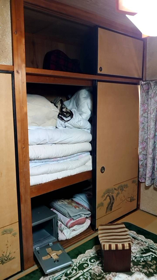 部屋４押入れのビフォア