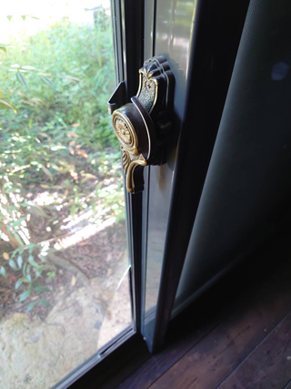 窓ガラスが割れていた箇所2枚と、ガラスの破片