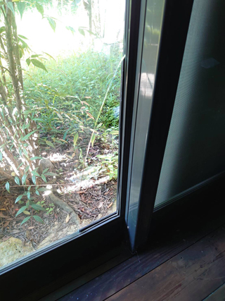 窓ガラスが割れていた箇所2枚と、ガラスの破片