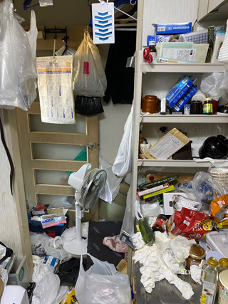 キッチンから廊下側のビフォア