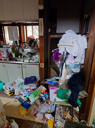 キッチン入り口のビフォア