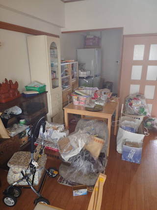 ダイニングからキッチンのビフォア