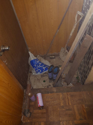 階段下勝手口のビフォア