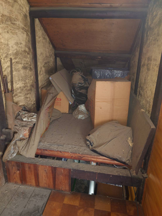 2階階段上収納のビフォア