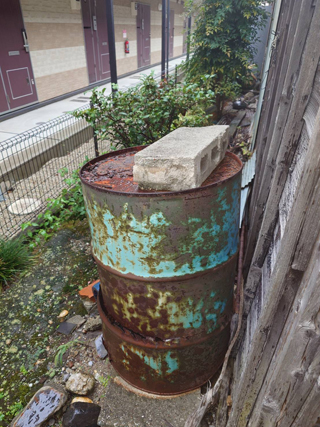 倉庫裏のビフォア