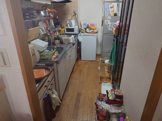 キッチン右手のビフォア