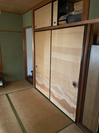 部屋２押し入れのビフォア