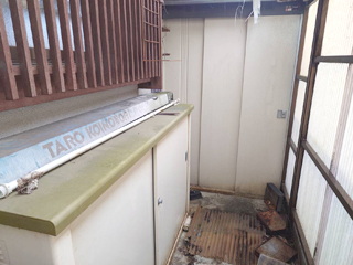 勝手口外の倉庫のビフォア