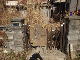 門の前のビフォア