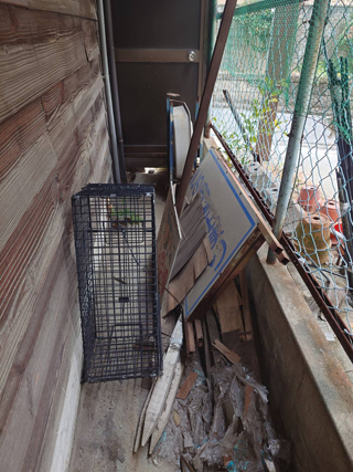 施設横の用具入れのビフォア