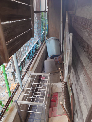 施設横の用具入れのビフォア