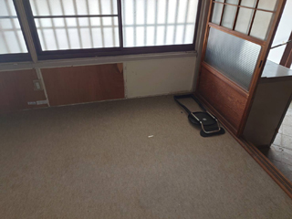 施設横の用具入れのビフォア