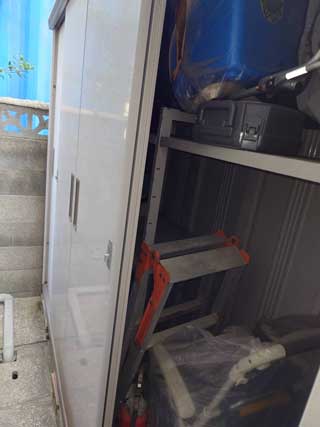 家の横の倉庫のビフォア