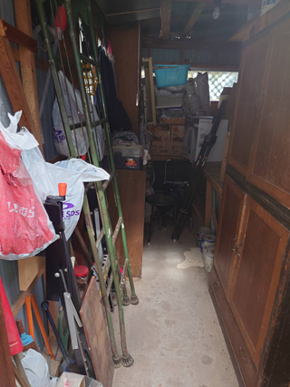 車庫裏倉庫入口のビフォア