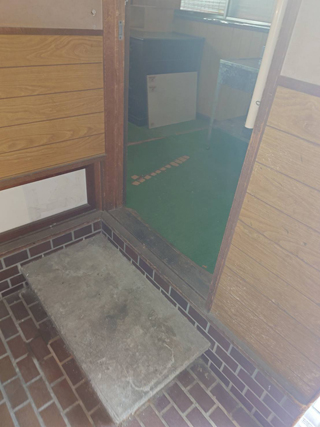 事務所（部屋１）の入り口のビフォアアフター
