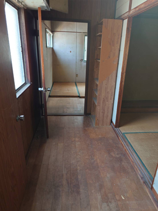部屋５廊下前のビフォアアフター