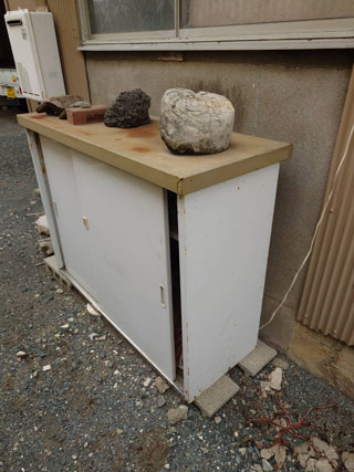 屋外に置かれた収納棚