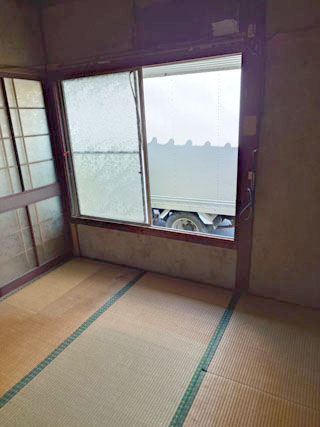 家具を撤去した和室の窓際