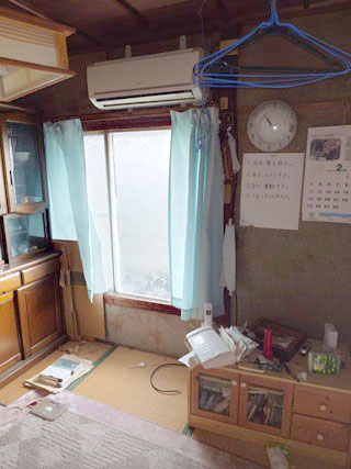 窓際に残った収納家具と生活用品