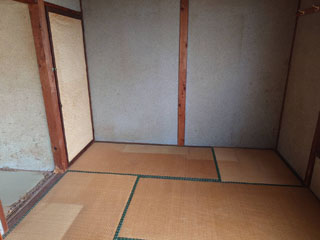 家財を撤去した和室とふすま