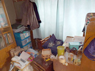 窓際に積まれた生活用品