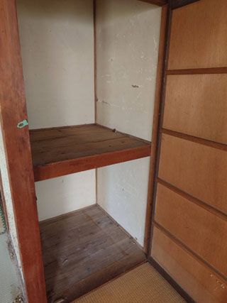 荷物を撤去した押入れ