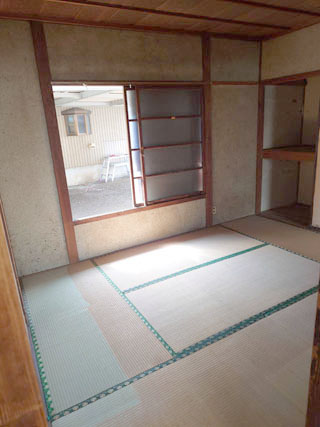 寝具と衣類を撤去した和室