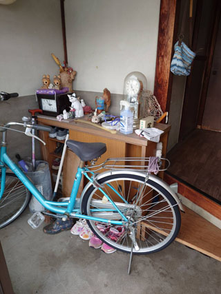 玄関内の自転車と家財