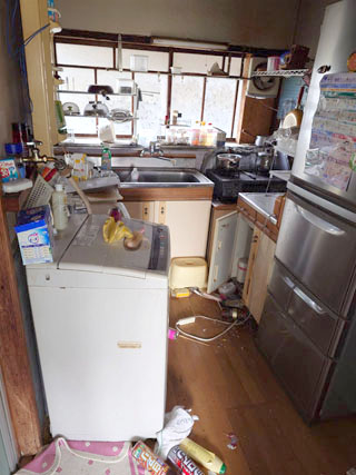 台所に残った家電と生活用品