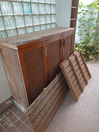 屋外の収納家具と木製の建具