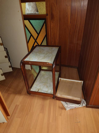 椅子と箱が残った室内