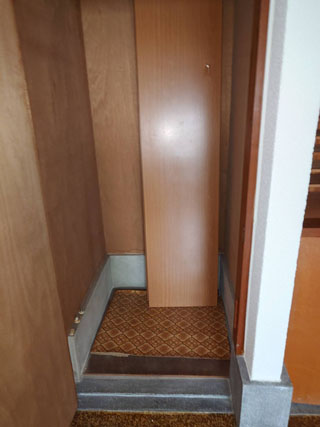 収納物が残った細い収納スペース