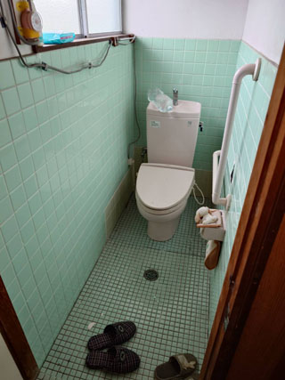 トイレに残った履物と生活用品