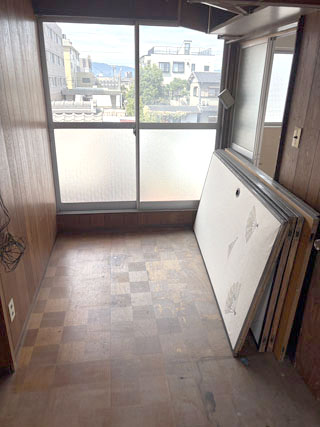 冷蔵庫と建具を撤去した台所