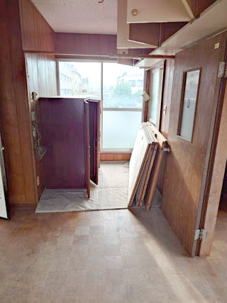 台所に残った冷蔵庫と建具