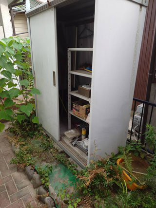 屋外の物置に残った品物