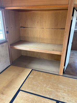 棚板などを整理した押入れ