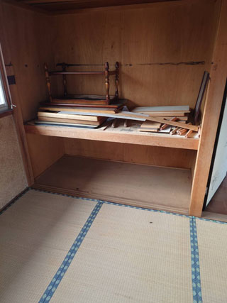 棚板などが残った押入れ