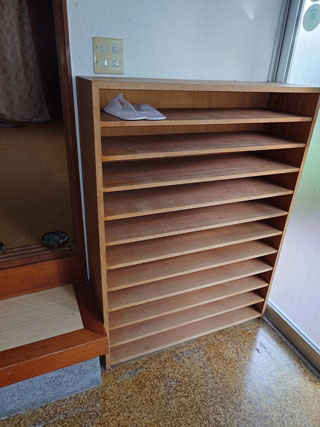 玄関に置かれた靴の収納棚
