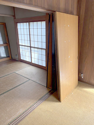 木製家具を撤去した和室