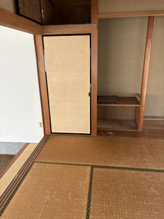 机とテレビを撤去した和室