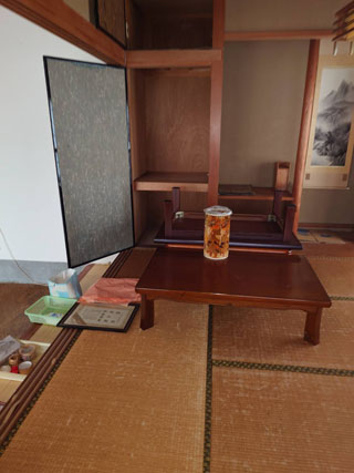 和室に残った机とテレビ