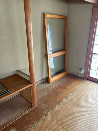 鏡と家具を撤去した和室