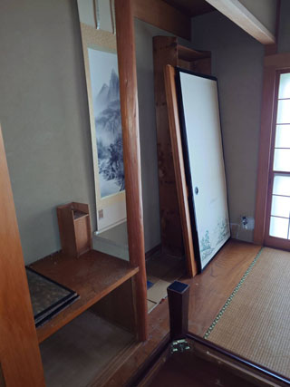 和室に置かれた鏡と家具